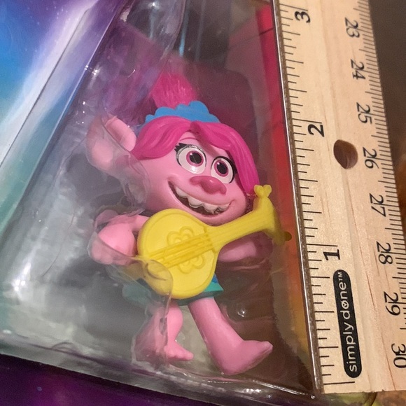 DreamWorks Trolls World Tour Poppy Troll Doll Hasbro 2019 Pink Hair Ukulele New - Picture 5 of 7